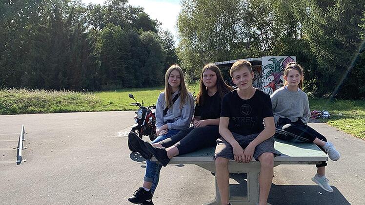 Die Stadtsteinacher Jugendlichen treffen sich zwei bis drei Mal pro Woche auf dem Skaterplatz. Sie kurven mit ihren Mofas und mit ihren Bikes umher. Auch diese Jugendlichen ärgern sich über Verwüstungen und Vandalismus.Sonny Adam