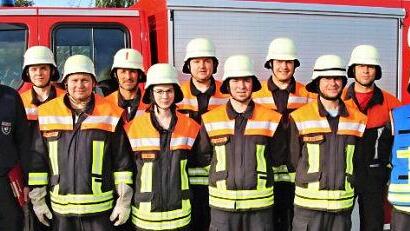 Die erfolgreichen Feuerwehrleute mit Dieter Reisenweber (rechts), den Pr&uuml;fern Jochen R&ouml;del, Walter Reuter und Jonas Ludewig (von links) und dem Kommandanten Frank Wohlleben (Dritter von rechts)  Foto: hw