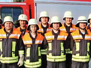 Die erfolgreichen Feuerwehrleute mit Dieter Reisenweber (rechts), den Prüfern Jochen Rödel, Walter Reuter und Jonas Ludewig (von links) und dem Kommandanten Frank Wohlleben (Dritter von rechts)  Foto: hw