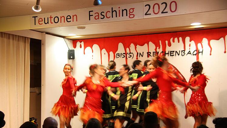 Flammen und Feuerwehrdamen stellten die Elferrats-Garde Münnerstadt bei ihrem Showtanz dar. Foto: Matthias Nöth