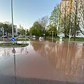 Straße nach Wasserrohrbruch überflutet