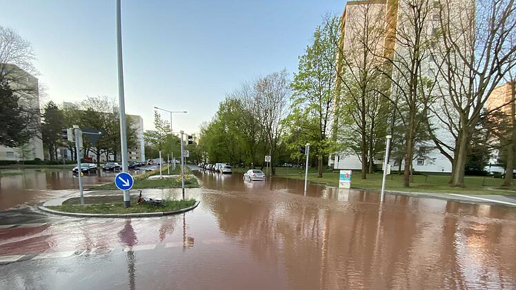 Straße nach Wasserrohrbruch überflutet
