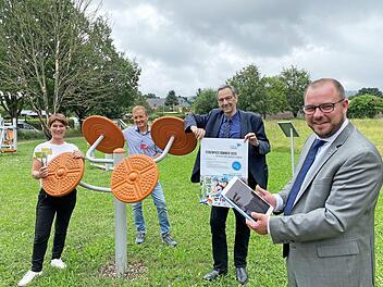 Landrat Sebastian Straubel (rechts) und Coburgs Bürgermeister Thomas Nowak (Zweiter von rechts) freuen sich, dass Susanne Lange (links) und Uli Schmerbeck (Zweiter von links) von der Kommunalen Jugendarbeit gemeinsam mit vielen Partnern ein abwechslungsreiches Ferienprogramm für die Kinder und Jugendlichen in Stadt und Landkreis Coburg auf die Beine gestellt haben.  Foto: Landratsamt Coburg