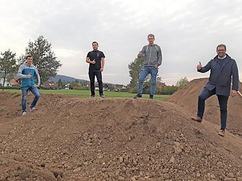 Über den sichtbaren Baufortschritt des neuen Bike-Parks freuen sich (von links) die Jugendbeauftragten, Michael Stettner und Andreas Robisch, der Initiator des Projekts, Steffen Schmitt, und der Erste Bürgermeister der Gemeinde Michelau, Dirk Rosenbauer.  Foto: Corinna Tübel