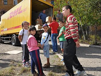 In Lupeni wird der Lkw mit den Hilfspaketen ausgeladen.
