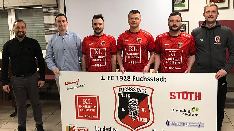 Unser Bild von den Winter-Neuzugängen des FC Fuchsstadt zeigt (von links) FC-Vorsitzenden Thomas Knüttel, Sportvorstand Tobias Stöth, Steffen Schmidt, Patrick Helfrich, Christoph Schmidt und Co-Trainer Tobias Bold. Foto: FC Fuchsstadt