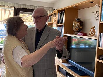 Gerda und Hans Stadler in Tanzhaltung in ihrem Wohnzimmer Foto: Charlotte Wittnebel-Schmitz