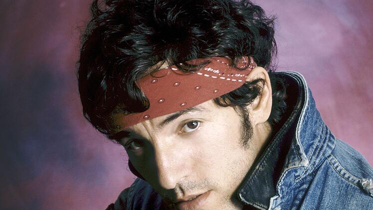 Ein Mann voller Widerspr&uuml;che - und dennoch einer der gr&ouml;&szlig;ten Stars, den die amerikanische Musikkultur je hervorgebracht hat: ARTE widmet Bruce Springsten an einem Abend zwei Programme: eine neue franz&ouml;sische Doku aus dem Jahr 2024 und ein Konzert von 2009.