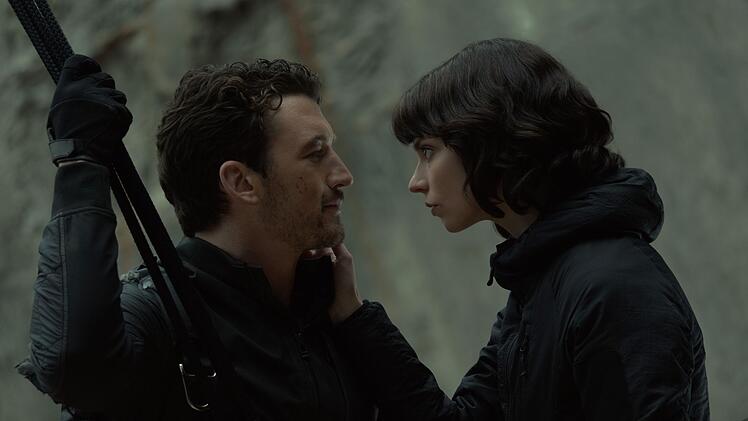 In "The Gorge" verk&ouml;rperte Taylor-Joy eine litauische Scharfsch&uuml;tzin, die mit ihrem amerikanischen Gegen&uuml;ber (Miles Teller) eine Schlucht besch&uuml;tzt.