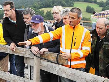 Bauleiter Hartmut Metz (2. von rechts) stand den Teilnehmern des CSU-Bürgertisches direkt auf der Baustelle der neuen Autobahnbrücke Rede und Antwort. Fotos: Thomas Dill