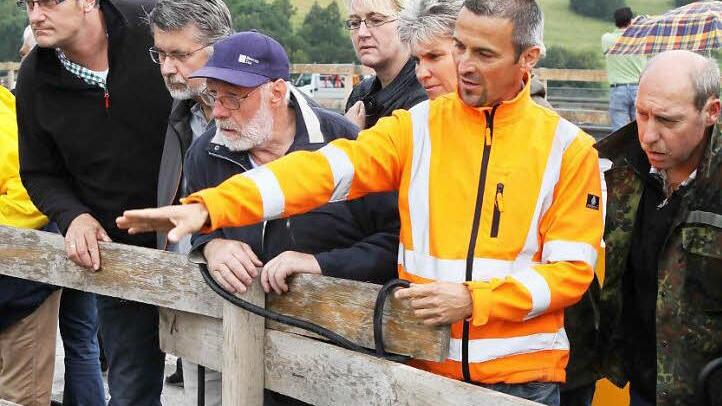 Bauleiter Hartmut Metz (2. von rechts) stand den Teilnehmern des CSU-Bürgertisches direkt auf der Baustelle der neuen Autobahnbrücke Rede und Antwort. Fotos: Thomas Dill