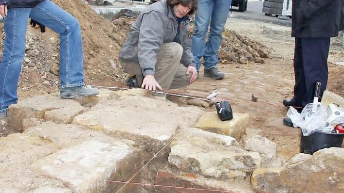 Das war das Fundament der einstigen Stadtmauer zeigten die Archäologen Anke Köber und Reiner Burkard dem Bauleiter Matthias Häfner und Kreisheimatpfleger Günter Lipp (im Bild von links). Ralf Kestel