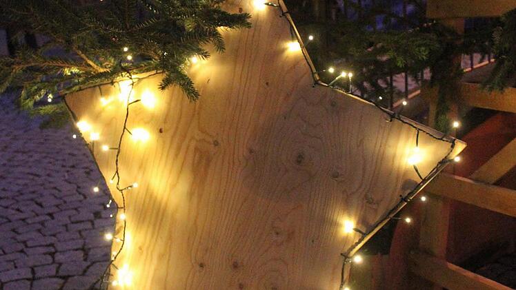 Der Adventsmarkt finden am Samstag von 10 bis 20 Uhr,  Sonntag von 11 bis 19 Uhr  im Oberhacken statt.