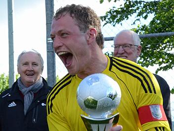 Da ist das Ding: Reiterswiesens Kapitän Christopher Vogel mit der Trophäe. Foto: Jürgen Schmitt