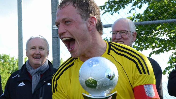 Da ist das Ding: Reiterswiesens Kapitän Christopher Vogel mit der Trophäe. Foto: Jürgen Schmitt