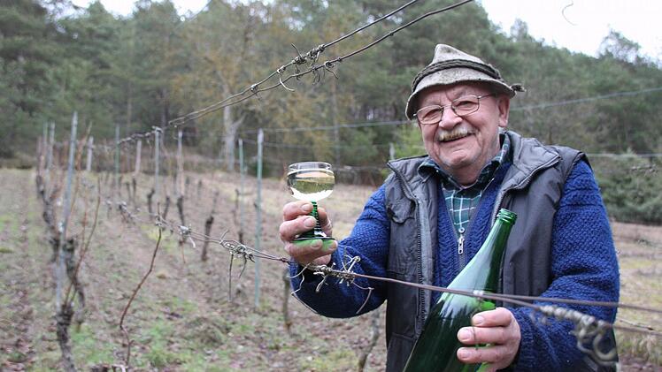 Ein Prosit auf den Thulbaer Wein: Werner Marschhäuser stellt seinen eigenen Rebensaft am Geisberg her. Fotos: Markus Reeh