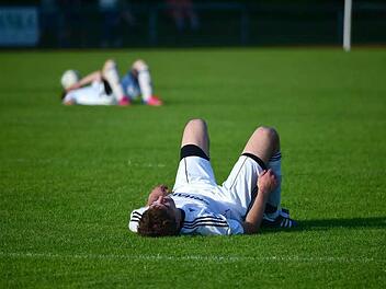 Am Boden: Einen 0:2-Rückstand hatten die Burgläurer Kicker im Glutofen von Münnerstadt aufgeholt. Um am Ende dann doch mit leeren Händen dazustehen. Foto: Anand Anders