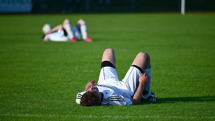 Am Boden: Einen 0:2-Rückstand hatten die Burgläurer Kicker im Glutofen von Münnerstadt aufgeholt. Um am Ende dann doch mit leeren Händen dazustehen. Foto: Anand Anders