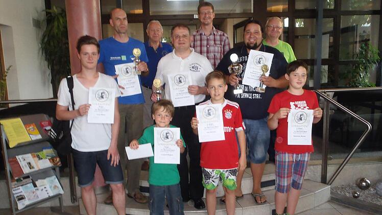 Die Sieger der Obermain-Open (jeweils von links, vordere Reihe): Jugendsieger Leon Bauer, U1600-Sieger Leopold Wagner, 3. Jugendsieger Finn Knauer, 2. Jugendsieger Sebastian Werner; (hintere Reihe) Zweiter Steffen Ranft, Vorsitzender Helmut Lärtz, Dritter Ralf-Michael Großhans, Turnierleiter Jens Güther, Sieger und Kreismeister Hans Christian Weigand, U1800-Sieger Ralf-Dieter Werl. Foto: Thomas Barnickel