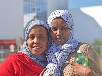 Hibo und Fordusa aus Somalia sind am Dienstag in der vorrübergehenden Asylunterkunft angekommen. Foto: Nikolas Pelke