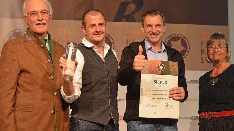Brauerei-Eigentümer Dominik Eichhorn mit Braumeister Georg Merclein von der Schlossbrauerei Reckendorf