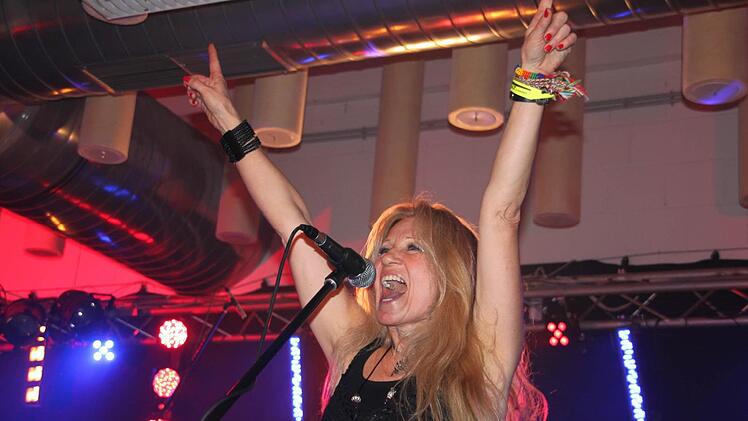 Mit ihrer kräftigen Stimme überzeugte Ute Chapple von der Gruppe "Adrenalize". Foto: Stephan Stöckel.
