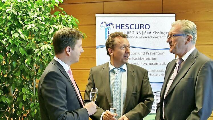 Sie stießen auffünf Jahre Erfolg an: Gerhard Witthöft, Geschäftsführer der Deutschen Rentenversicherung Bayern Süd, Hescuro-Geschäftsführer Harald Barlage und Mdl. Sandro Kirchner (von rechts). Foto: Werner Vogel