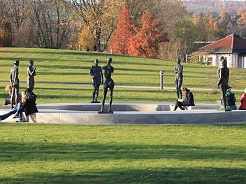 2011 wurde der Ring der Skulpturen im Kurpark geschaffen, den sieben Bronzeplastiken des Nürnberger Bildhauers Wilhelm Uhlig bilden. Foto: Matthias Einwag