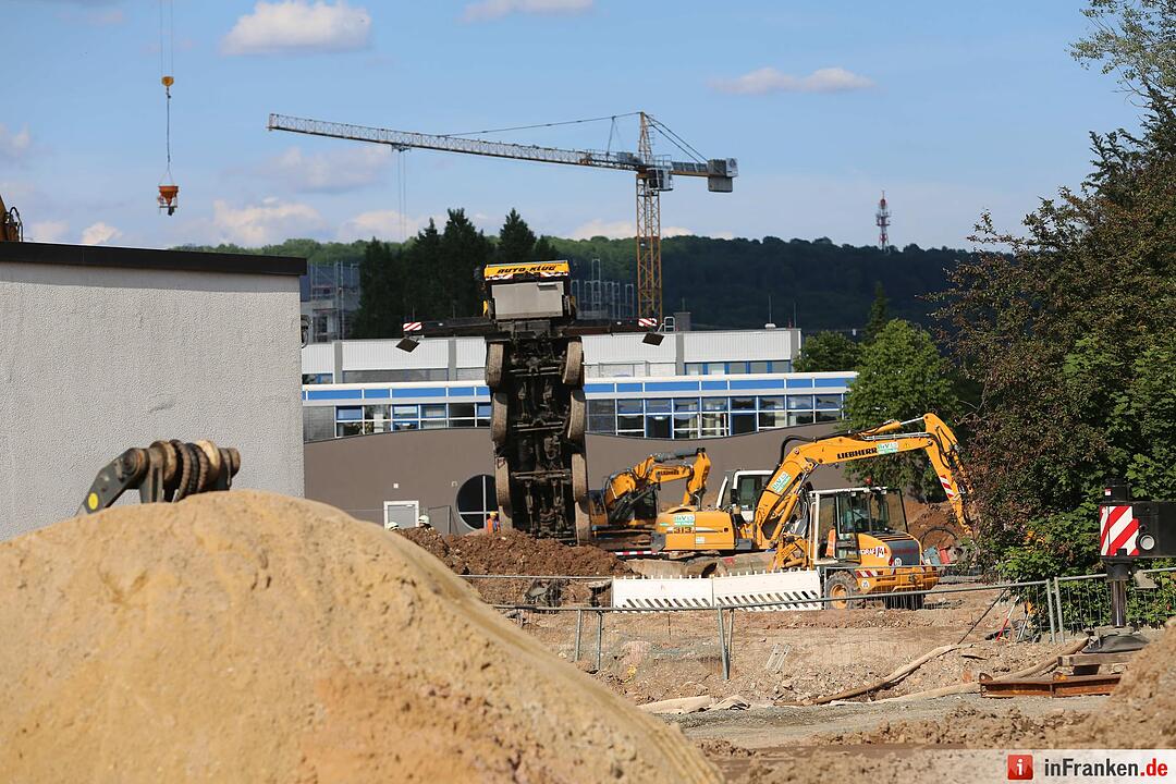 Autokran auf Baustelle in Bayreuth umgestürzt
