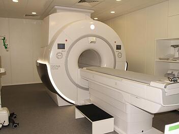 Der neue 3-Tesla Magnetresonanztomograph, der viel schneller ist als bisherige Tomographen und mit dem sogar dreidimensionale Aufnahmen und Gewebeaufnahmen möglich sind.  Foto: Günther Geiling