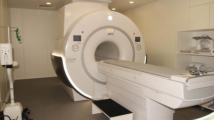 Der neue 3-Tesla Magnetresonanztomograph, der viel schneller ist als bisherige Tomographen und mit dem sogar dreidimensionale Aufnahmen und Gewebeaufnahmen möglich sind.  Foto: Günther Geiling
