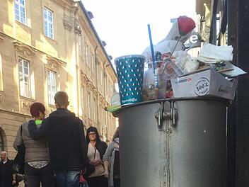 Bei Veranstaltungen wie "Bamberg zaubert" reichen die vorhandenen Abfalleimer der Stadt nicht aus. Für das erhöhte Aufkommen müssen Veranstalter Abhilfe schaffen. Dazu stellt das Stadtmarketing zusätzliche Müllkörbe auf, die von Mitarbeitern geleert werden. Foto: Frank Förtsch/Archiv