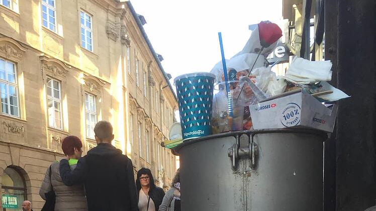 Bei Veranstaltungen wie "Bamberg zaubert" reichen die vorhandenen Abfalleimer der Stadt nicht aus. Für das erhöhte Aufkommen müssen Veranstalter Abhilfe schaffen. Dazu stellt das Stadtmarketing zusätzliche Müllkörbe auf, die von Mitarbeitern geleert werden. Foto: Frank Förtsch/Archiv