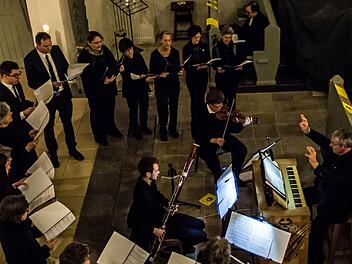 Die Kantorei Heilig Kreuz unter der Leitung von Sigurd Knopp sang die Uraufführung der Weihnachtskantate "Licht, das in die Welt gekommen."Foto: Jochen Berger