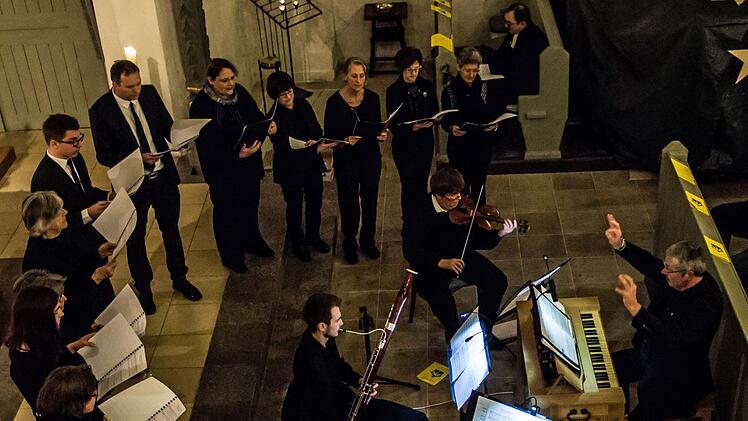 Die Kantorei Heilig Kreuz unter der Leitung von Sigurd Knopp sang die Uraufführung der Weihnachtskantate "Licht, das in die Welt gekommen."Foto: Jochen Berger