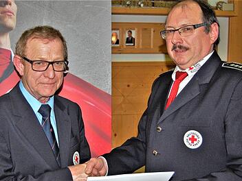 Für besondere Verdienste in der Sanitätsbereitschaft wurde Werner Memmel (links) von Bereitschaftsleiter Robert Weber  mit dem BRK-Ehrenzeichen in Silber ausgezeichnet. Foto: Sigismund von Dobschütz