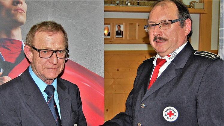 Für besondere Verdienste in der Sanitätsbereitschaft wurde Werner Memmel (links) von Bereitschaftsleiter Robert Weber  mit dem BRK-Ehrenzeichen in Silber ausgezeichnet. Foto: Sigismund von Dobschütz