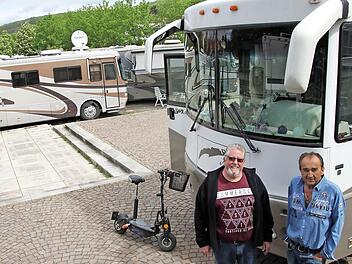 Hans Dieter Jäger (links) und Club-Präsident Karl Lehner sind mit dem "US-Motorhomes-Club Europa" nach Ebern gereist.