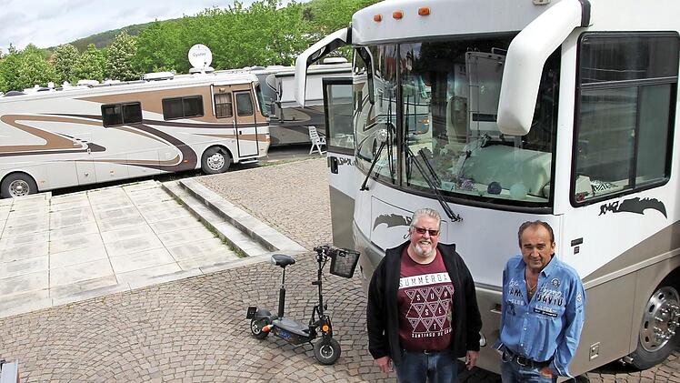 Hans Dieter Jäger (links) und Club-Präsident Karl Lehner sind mit dem "US-Motorhomes-Club Europa" nach Ebern gereist.