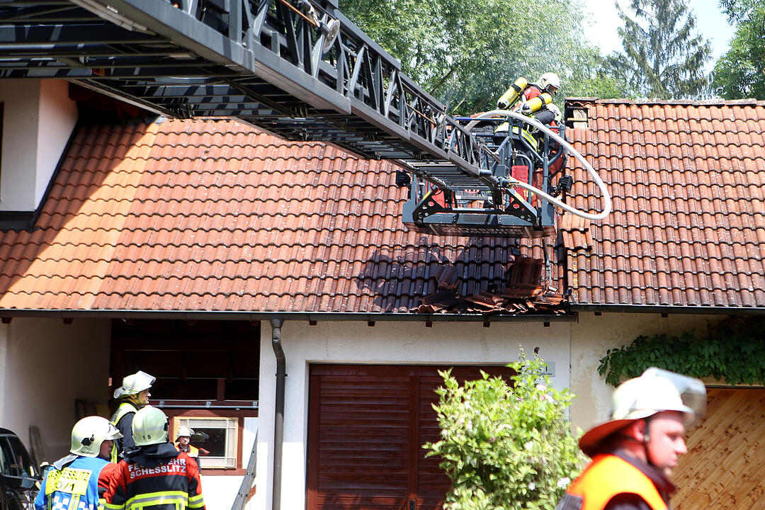 Kreis Bamberg: Brennende Mülltonnen greifen auf Garage und Wohnhaus über