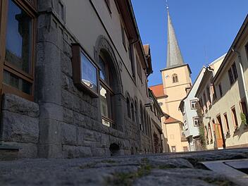 Auch in so engen Gassen wie der Schulgasse müssen die Kanäle saniert werden. Die Stadt will Gasse für Gasse vorgehen und rechnet für jede durchschnittlich ein Jahr Arbeitszeit. Annett Lüdeke
