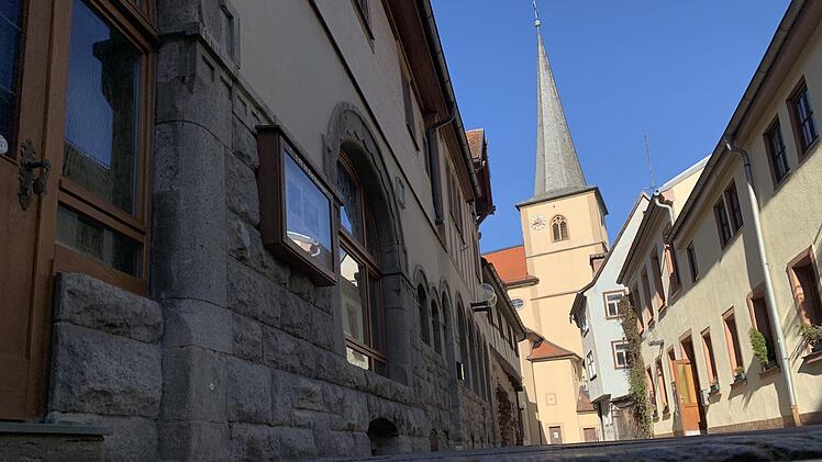 Auch in so engen Gassen wie der Schulgasse müssen die Kanäle saniert werden. Die Stadt will Gasse für Gasse vorgehen und rechnet für jede durchschnittlich ein Jahr Arbeitszeit. Annett Lüdeke
