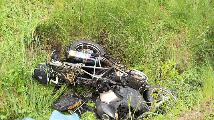 Schwerer Motorrad-Unfall in Mistelgau (Oberfranken): Am Samstagmittag krachte ein Motorrad mit einem Traktor zusammen. Der Biker erlitt schwere Verletzungen, sein Motorrad ging in Flammen auf. Foto: NEWS5 / Holzheimer
