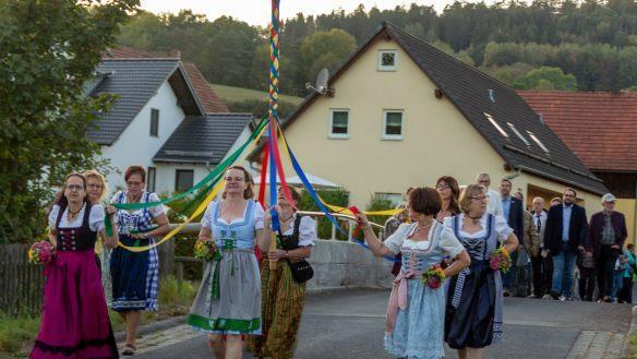 Frauen führten den Bändertanz vor und führten die Festgesellschaft zum Sportheim. Foto: Roland Loch