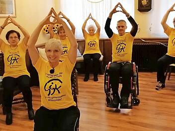 Der Berg mit Hakinimudra - eine Übung aus dem Übungsprogramm "Atme" der Harmonie-Balance-Gruppe der Sportgruppe von "Gemeinsam gegen Krebs". Die Haltung der Hände stärkt die Lunge und dehnt die Wirbelsäule. Das Hakinimudra regt alle Atemräume an.  Foto: K.- H. Hofmann