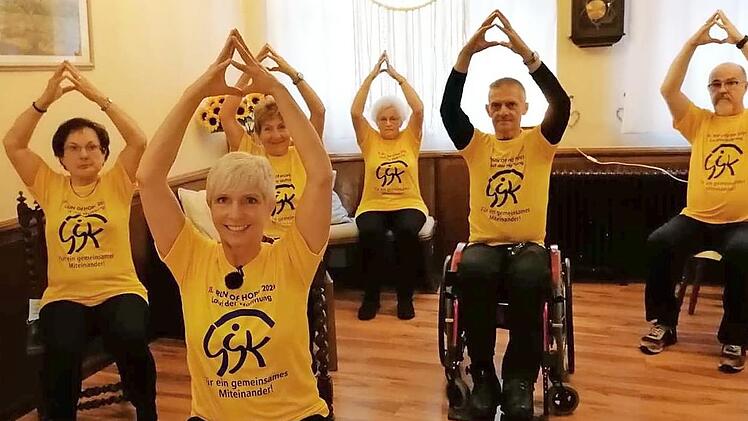 Der Berg mit Hakinimudra - eine Übung aus dem Übungsprogramm "Atme" der Harmonie-Balance-Gruppe der Sportgruppe von "Gemeinsam gegen Krebs". Die Haltung der Hände stärkt die Lunge und dehnt die Wirbelsäule. Das Hakinimudra regt alle Atemräume an.  Foto: K.- H. Hofmann