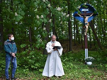 Bürgermeister Rainer Morper (von links) und Wortgottesdienstleiter Edwin Metzler