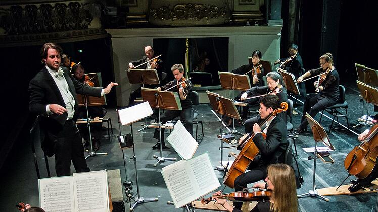 Daniel Carter dirigierte das erste Sinfoniekonzert der neuen Spielzeit am Landestheater Coburg.Foto: Jochen Berger