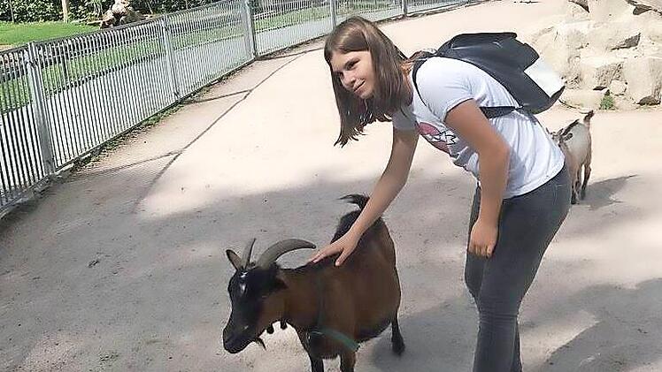 Im Tierpark Falkenstein suchten die Inklusionstriathleten den Kontakt zu den Tieren.