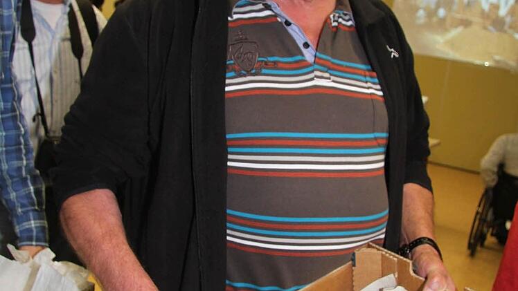 Auch Gerhard Herrmannsdörfer stellte sich in der langen Schlange bei Friedhelm Haun gerne an. Vorschriftsgemäß hat er vier Apfelsorten ausgesucht und von jeder Sorte fünf Äpfel dabei.